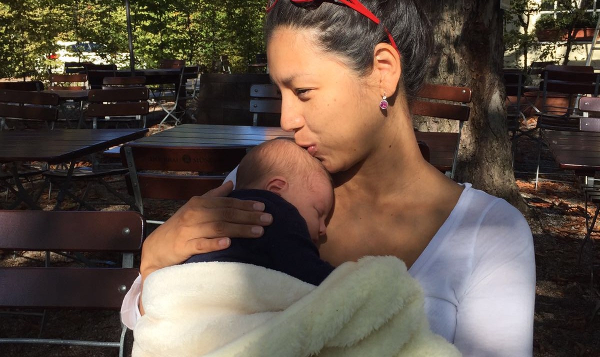 Ana bacia la sua bambina