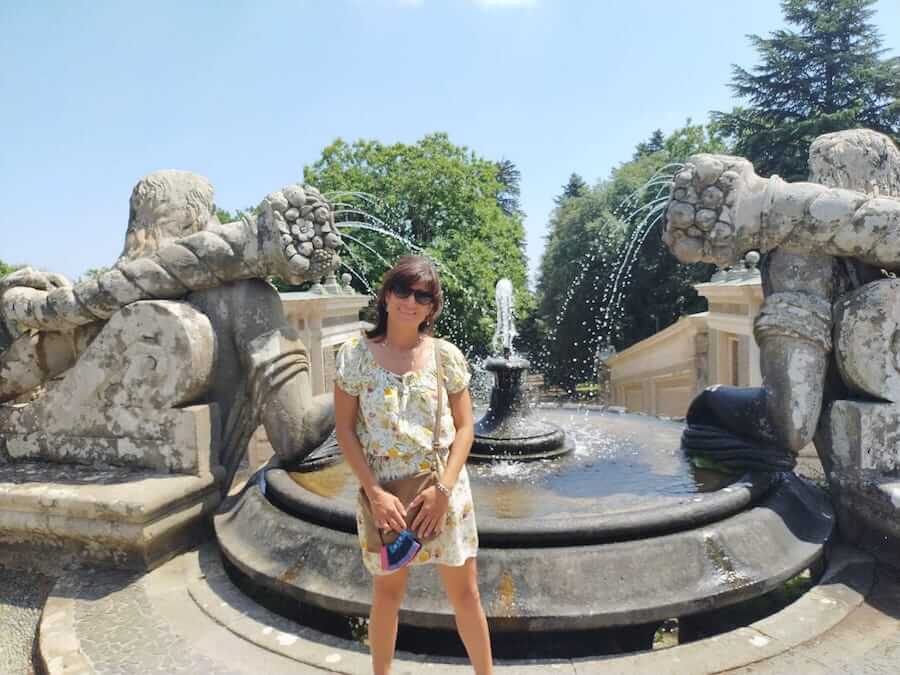 Angela sorridente sotto il sole