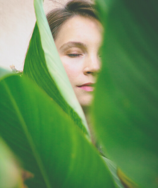 Donna calma tra un po 'di fogliame