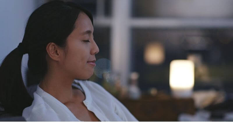 ragazza al chiuso gli occhi chiusi