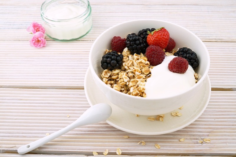Yogurt con muesli e frutta