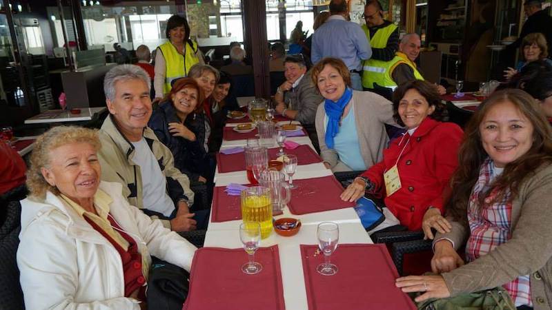 Emmita con un gruppo di persone in un corso speciale