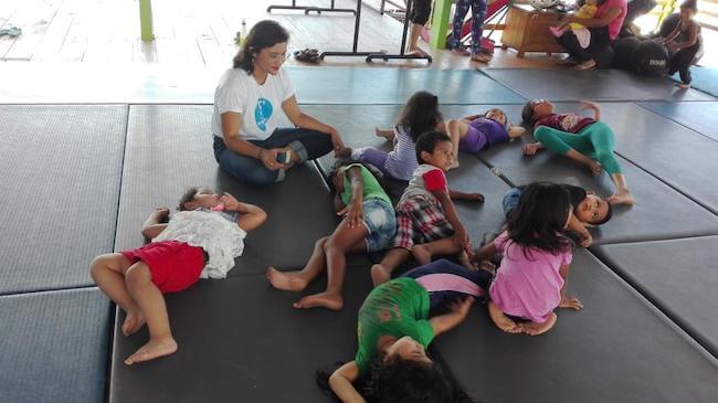 Marce insegna ai bambini a meditare