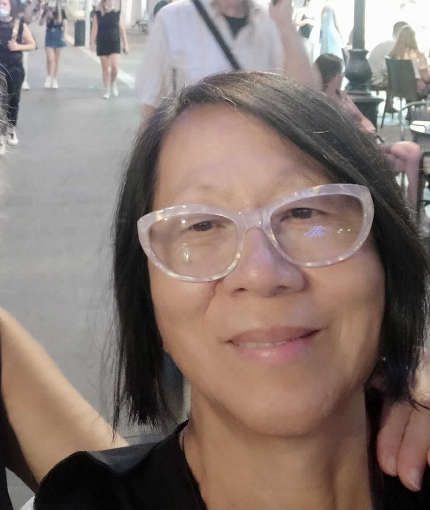 in una strada affollata 