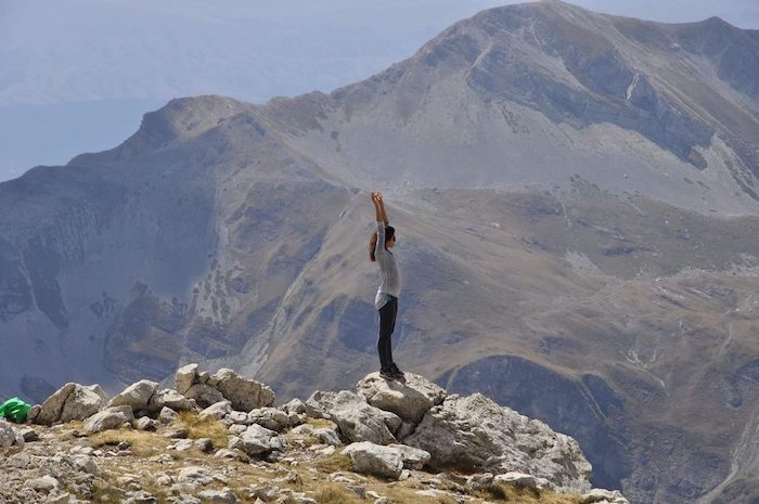 ragazza in cima a una montagna